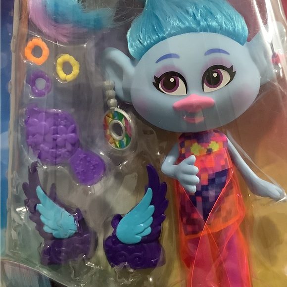 DreamWorks Trolls World Tour Glam Chenille Fashion Doll and accessories - Picture 4 of 7